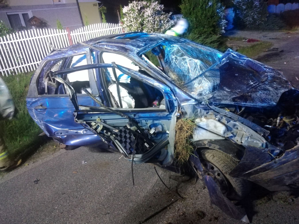 Młody kierowca podczas wyprzedzania zahaczył o inne auto. Nie żyje nastoletnia pasażerka