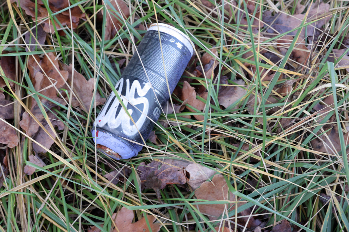 Nikt nie chce zmyć graffiti z wiaduktu. Urzędniczy ping pong na Choszczówce