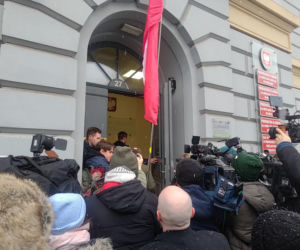 Grzegorz Braun pojawił się w prokuraturze. Nie otrzymał żadnych zarzutów