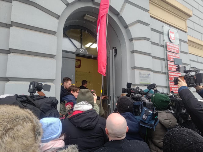 Grzegorz Braun pojawił się w prokuraturze. Nie otrzymał żadnych zarzutów