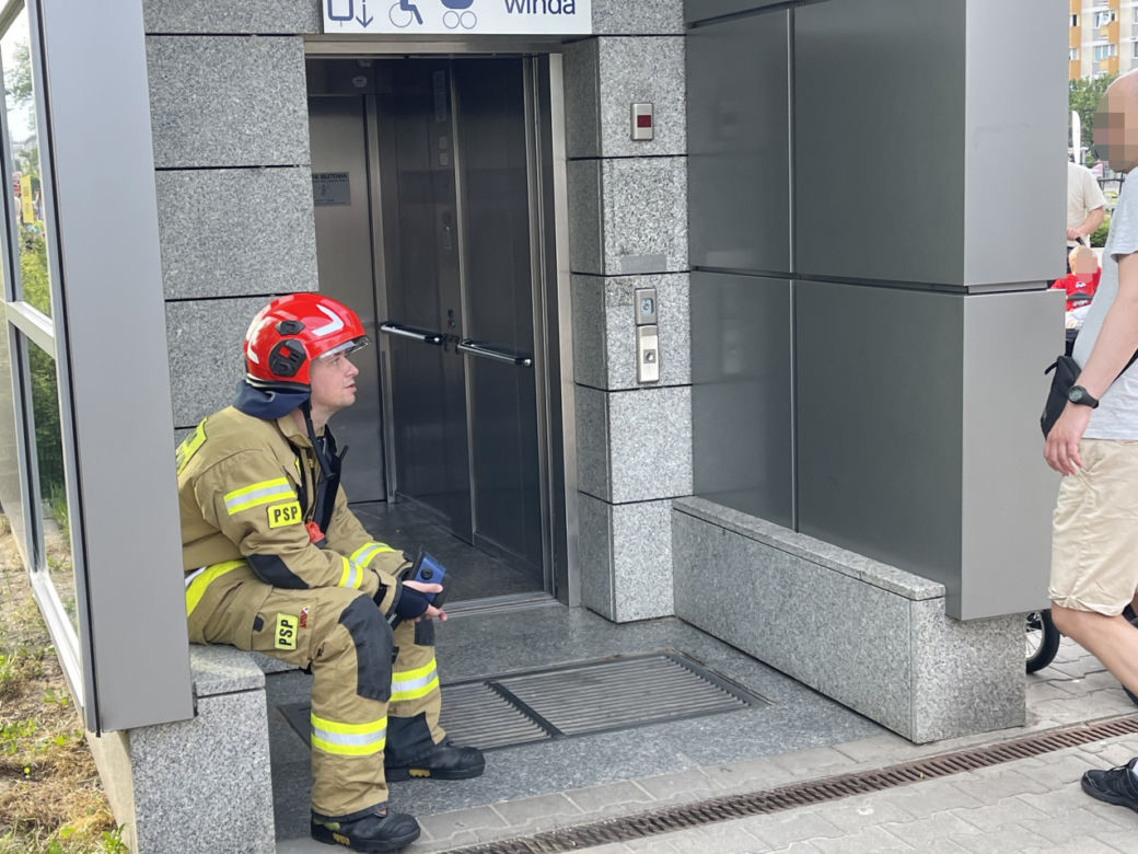 Wielka awaria w warszawskim metrze. Woda zalała torowisko i całą stację