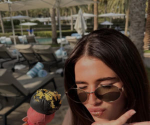 Roksana Węgiel-Mglej rozciąga się w Dubaju