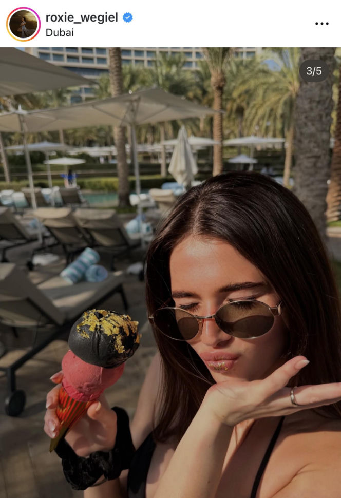 Roksana Węgiel-Mglej rozciąga się w Dubaju