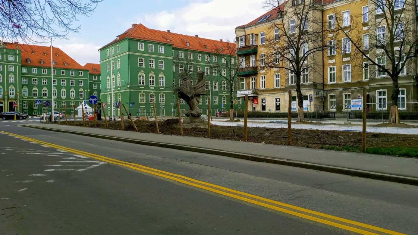 Rzeźba gryfa na alei Jana Pawła II