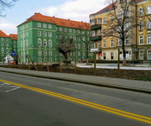 Rzeźba gryfa na alei Jana Pawła II