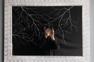 W lustrze ujrzał sztukę. Odbicie to nie jedyny obraz w jego dziełach. Przez szkło przenika tajemnica ukryta z drugiej strony 