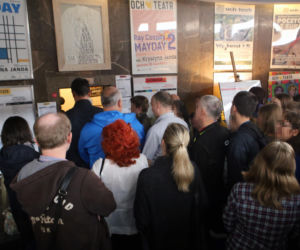 Biją się o darmowe bilety do teatru