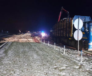 Grajewo. Pędzący kierowca skody rozbił się na ciężarówce z drewnem [ZDJĘCIA]