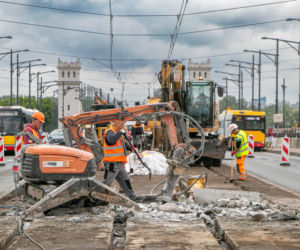 „Niespodzianka” na moście Poniatowskiego. Remont torowiska potrwa dłużej niż planowano?