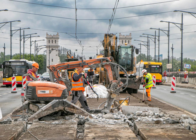 „Niespodzianka” na moście Poniatowskiego. Remont torowiska potrwa dłużej niż planowano?