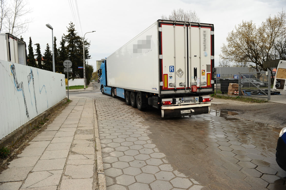 Ciężarówki jeżdżą mimo zakazu od prawie 30 lat. Mieszkańcy ul. Konwaliowej mają dość