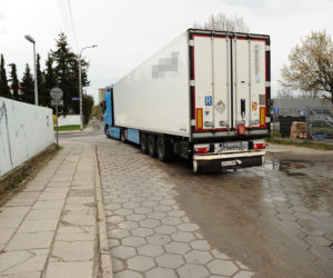 Ciężarówki jeżdżą mimo zakazu od prawie 30 lat. Mieszkańcy ul. Konwaliowej mają dość
