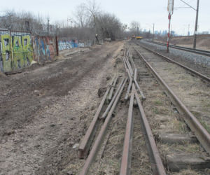 Udrażniają bocznicę kolejową prowadzącą do szpitala przy Szaserów