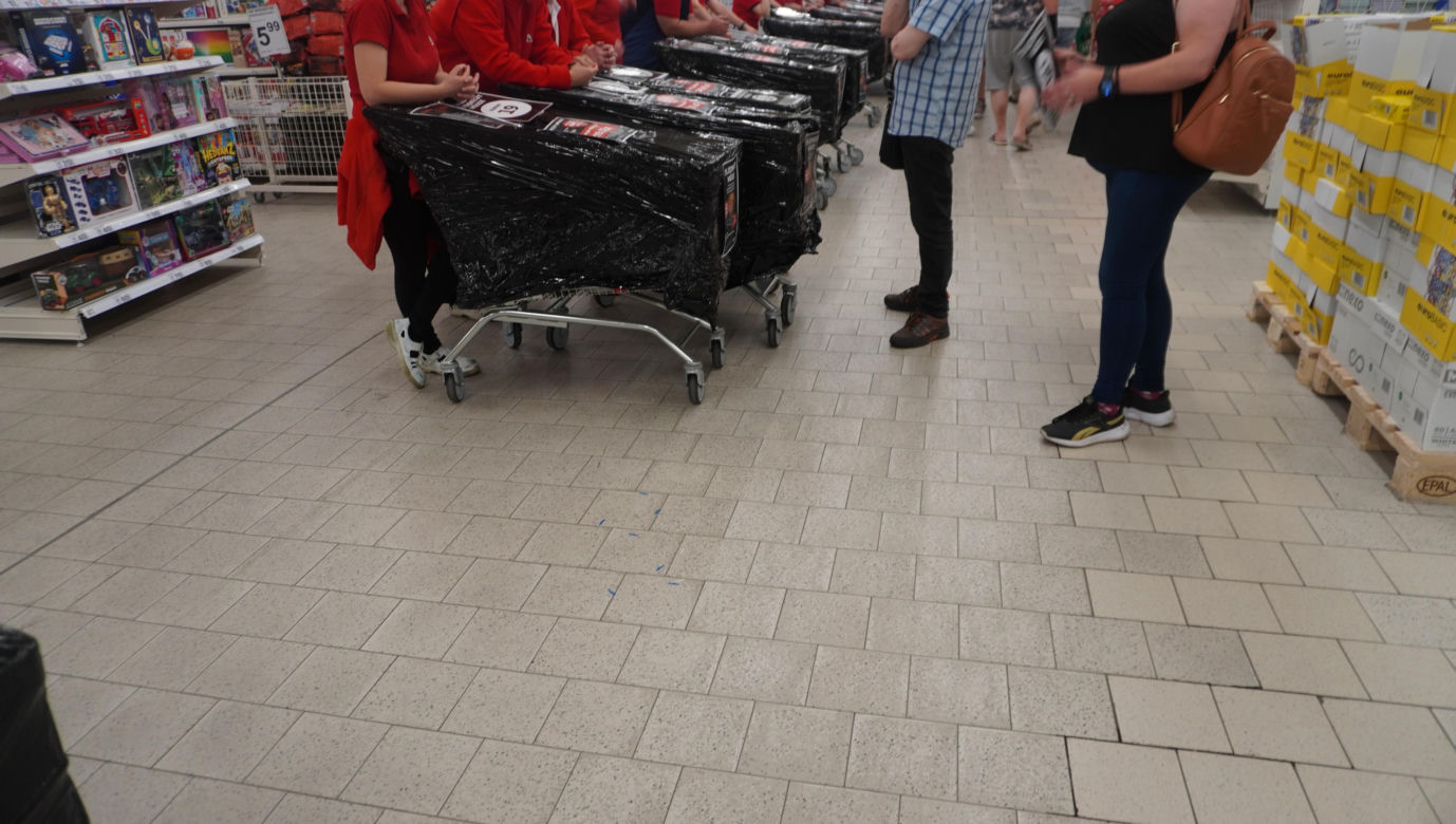 Tajemnicze wózki w Auchan w Olsztynie. Sprawdziliśmy, co było w środku. Zobacz zdjęcia!