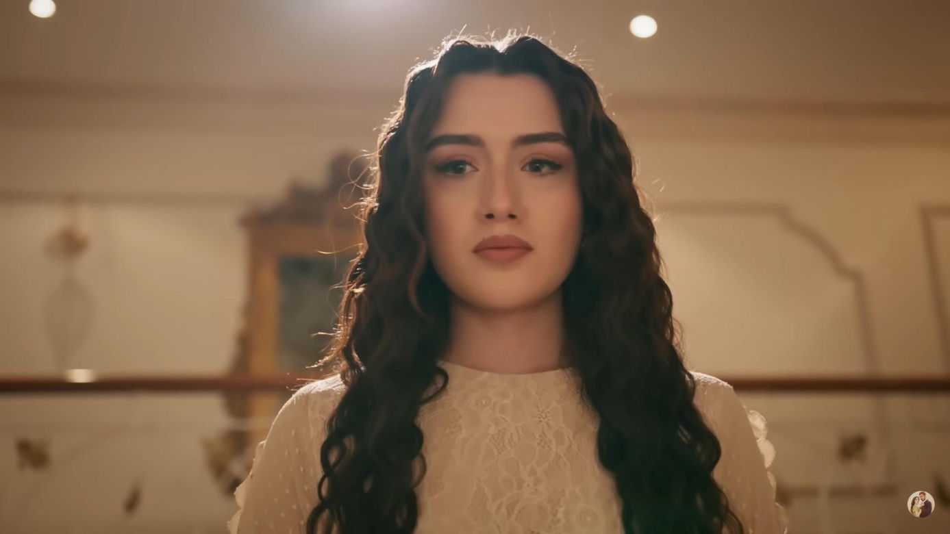 Zeynep w sukni zaręczynowej Zumrut 