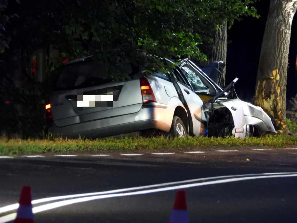 Śmiertelny wypadek pod Warszawą. Ford rozbił się na drzewie