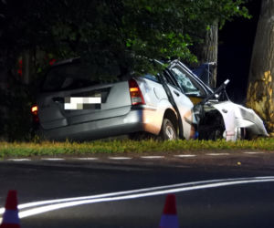 Śmiertelny wypadek pod Warszawą. Ford rozbił się na drzewie