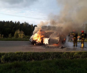 Citroen zamienił się w słup ognia! Przyczyna pożaru jest nieustalona