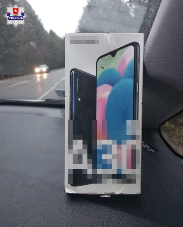 25-latek ukradł cztery telefony i podczas ucieczki wpadł autem do rowu