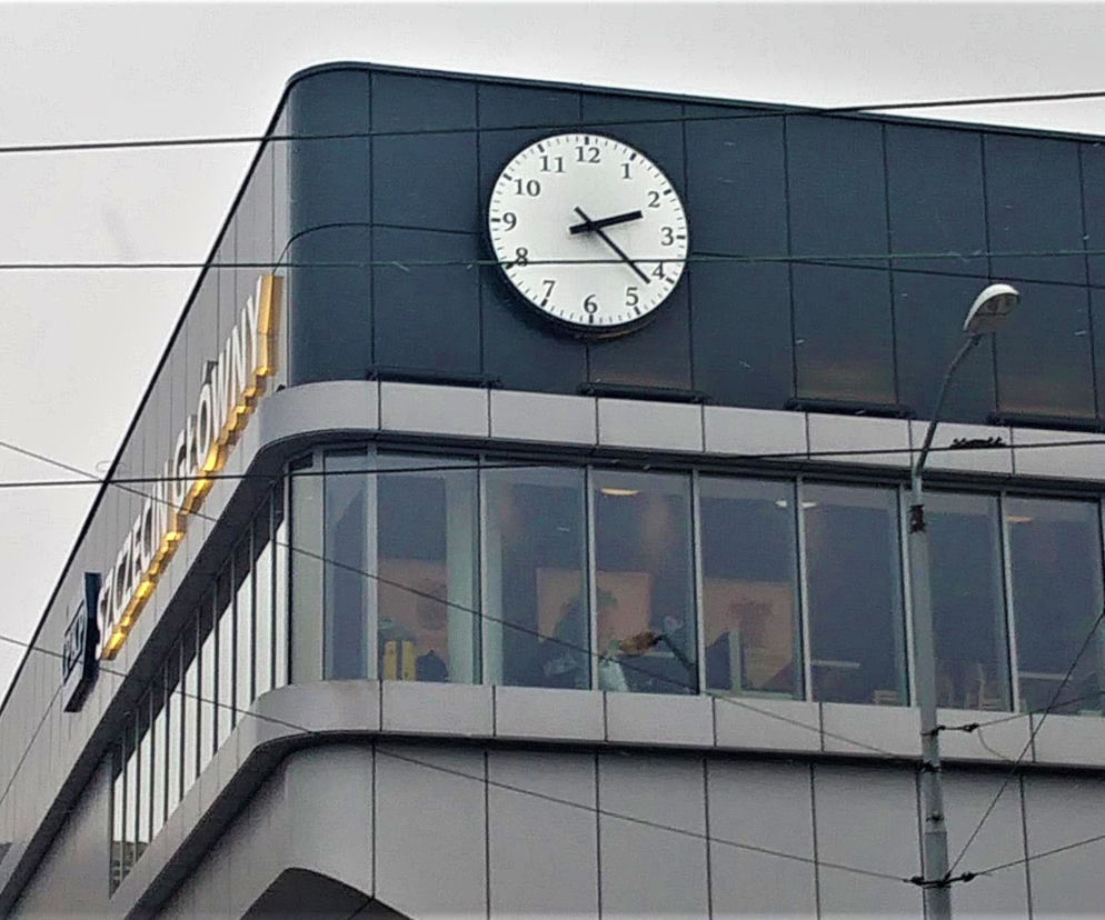 Uszkodzony zegar na dworcu w Szczecinie został naprawiony