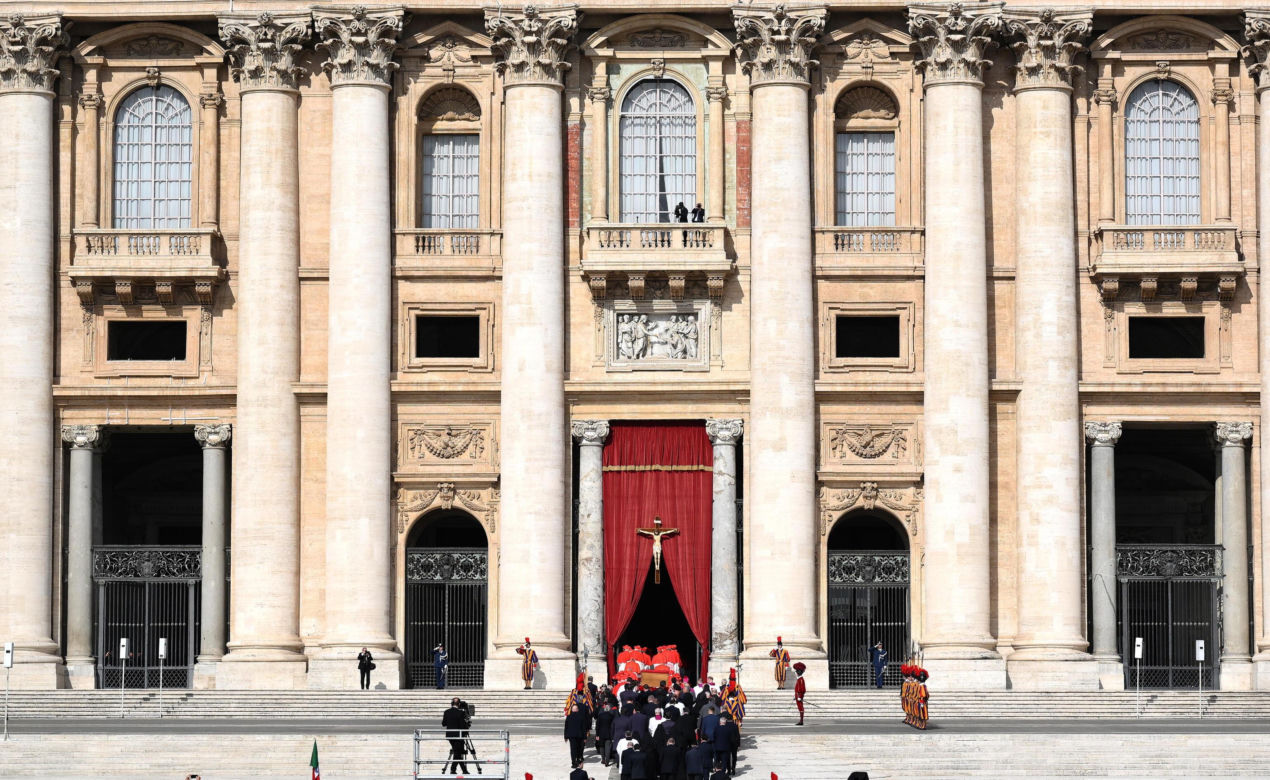 Trumna z ciałem papieża Franciszka przeniesiona w procesji do bazyliki Św. Piotra