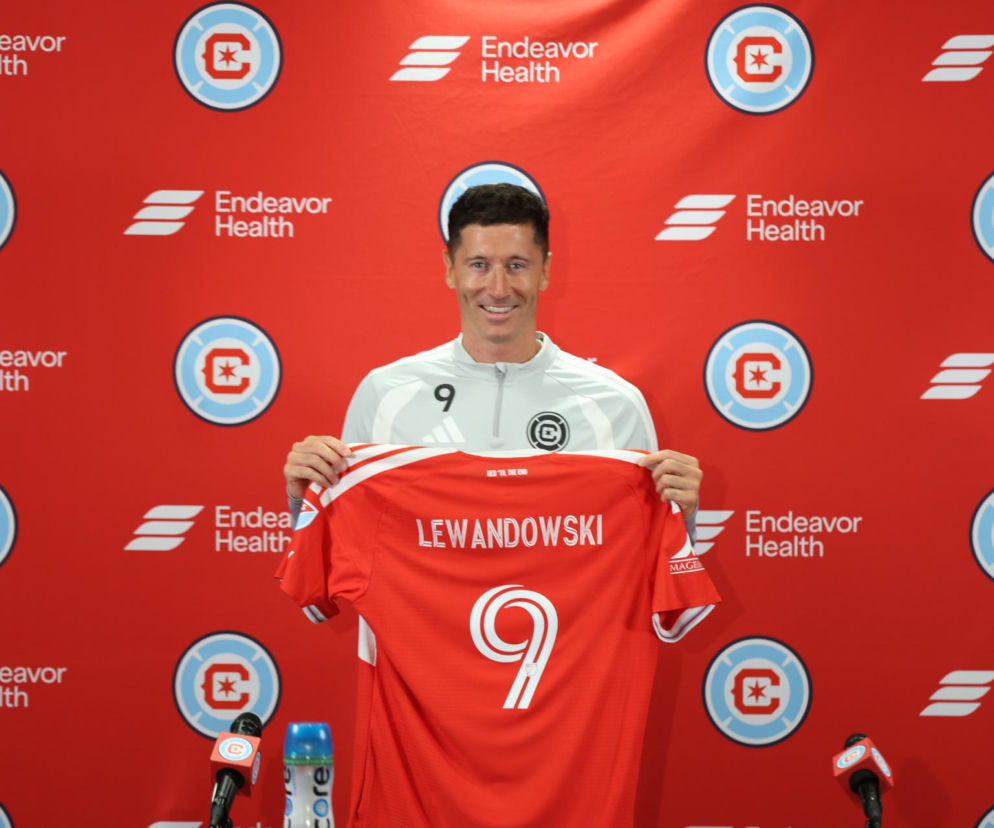 Robert Lewandowski trzyma koszulkę Chicago Fire z numerem 9. O jego golu w Leagues Cup przeczytasz na Eska2.