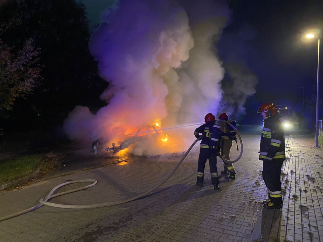 Nocny pożar auta w Toruniu. Akcja strażaków na lewobrzeżu