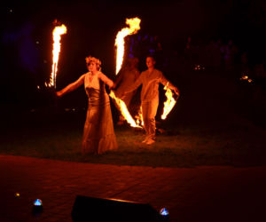 Pokaz fireshow w wykonaniu tancerzy i tancerek Teatru Ognia „Mantra” z Makowa Mazowieckiego