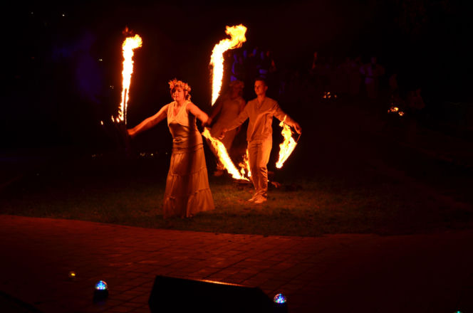 Pokaz fireshow w wykonaniu tancerzy i tancerek Teatru Ognia „Mantra” z Makowa Mazowieckiego