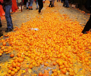 Włochy/ Ponad 140 osób odniosło obrażenia podczas kolejnej bitwy na pomarańcze w Ivrei