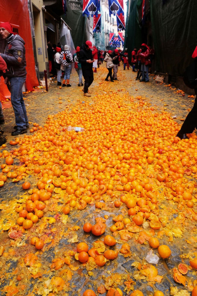 Włochy/ Ponad 140 osób odniosło obrażenia podczas kolejnej bitwy na pomarańcze w Ivrei