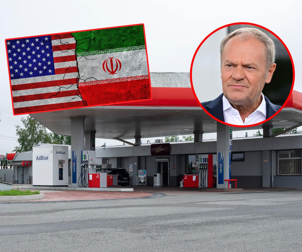 Stacja benzynowa z dystrybutorami, nad którą unosi się pęknięta flaga USA i Iranu, symbolizująca konflikt wpływający na ceny paliw. W prawym górnym rogu zdjęcie Donalda Tuska. Więcej na ten temat w Super Biznes.