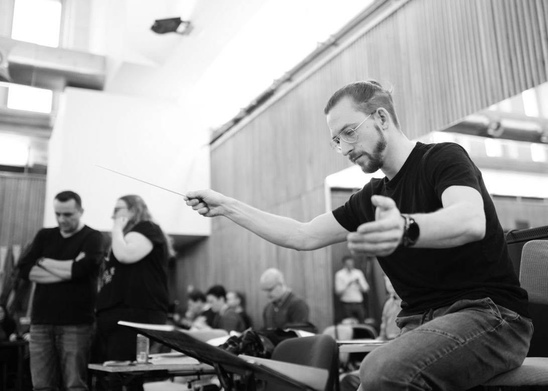 "Dziewczyna z Dzikiego Zachodu" Giacomo Pucciniego. Zdjęcia z prób reżyserskich