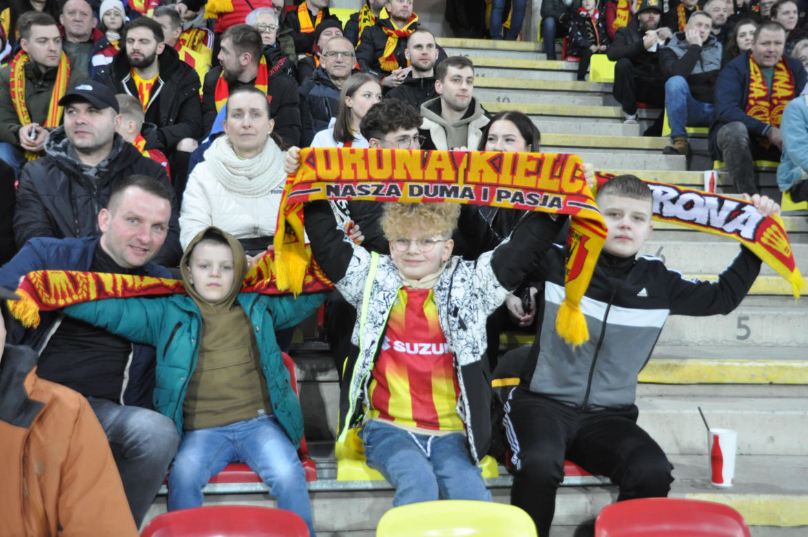 Korona Kielce - Legia Warszawa. Zdjęcia kibiców na Suzuki Arenie