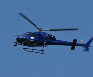 Niecodzienny widok. Wzdłuż autostrady A2 lata helikopter z wielką anteną. Co mierzy?