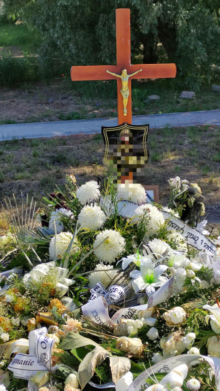  Białe wiązanki i wieńce przykryły grób Michał, który zginął w wypadku w grudziądzkich ruinach