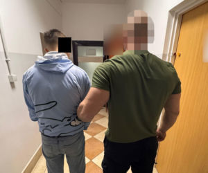 Trzech nastolatków z Warszawy oskubało emeryta z 25 tys. złotych. W tle hurtowa ilość narkotyków 