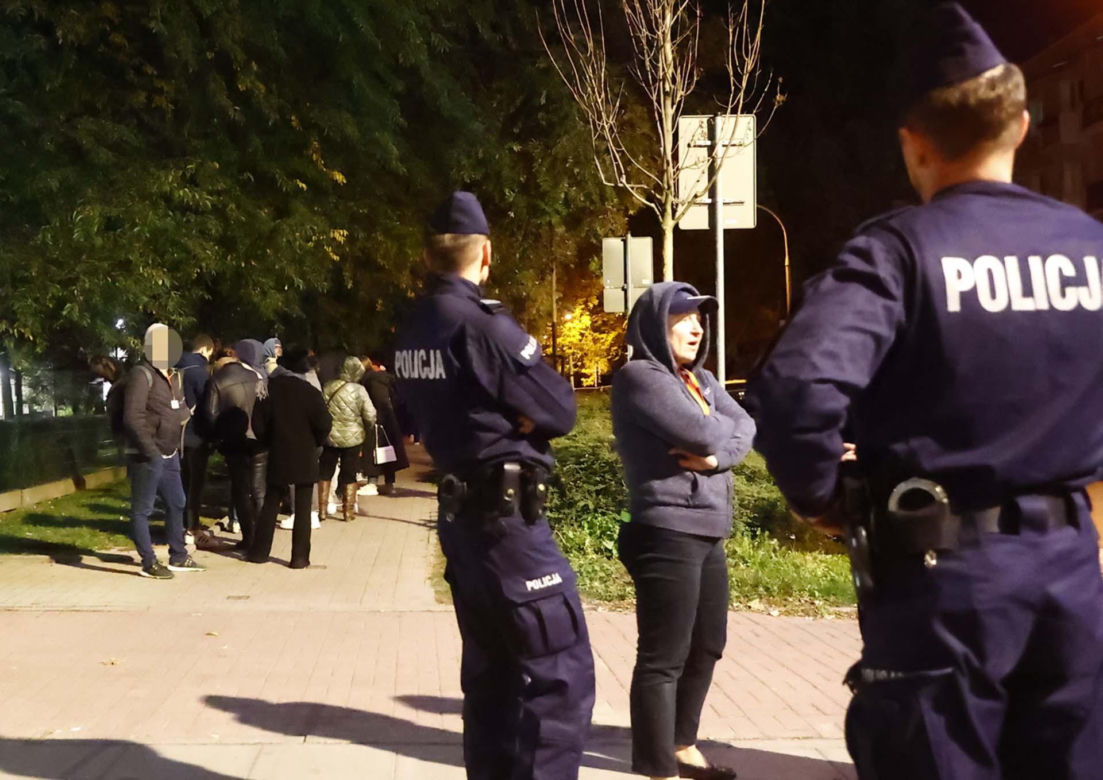 Jest 23, a ludzie wciąż czekają, by zagłosować. Gigantyczna kolejka do lokalu wyborczego w Warszawie