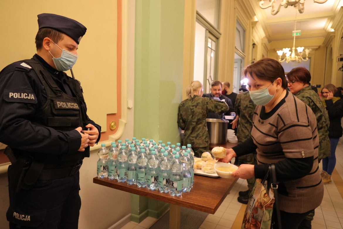 Pierwsza fala uchodźców na dworcu w Przemyślu