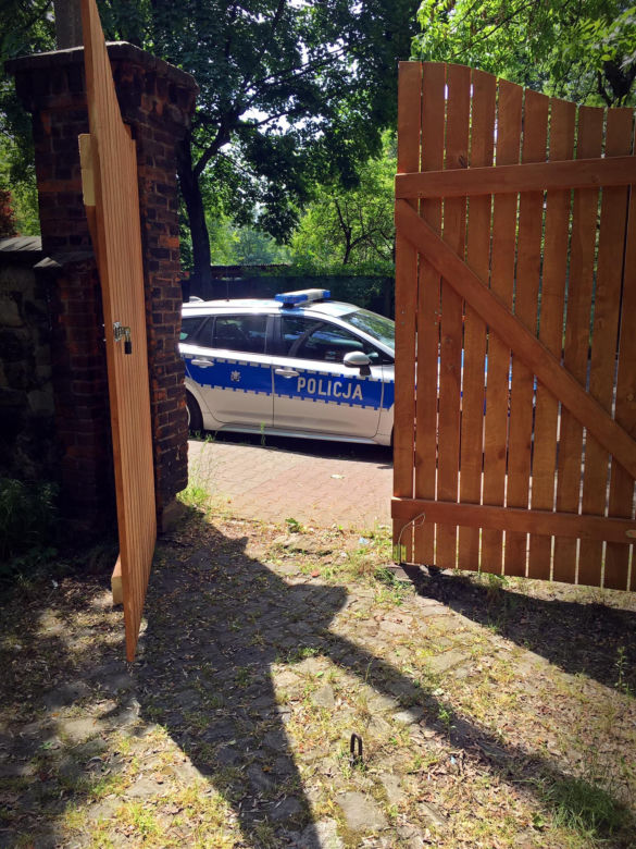 Zdewastowali zabytkowy cmentarz. Wandale zniszczyli 26 nagrobków