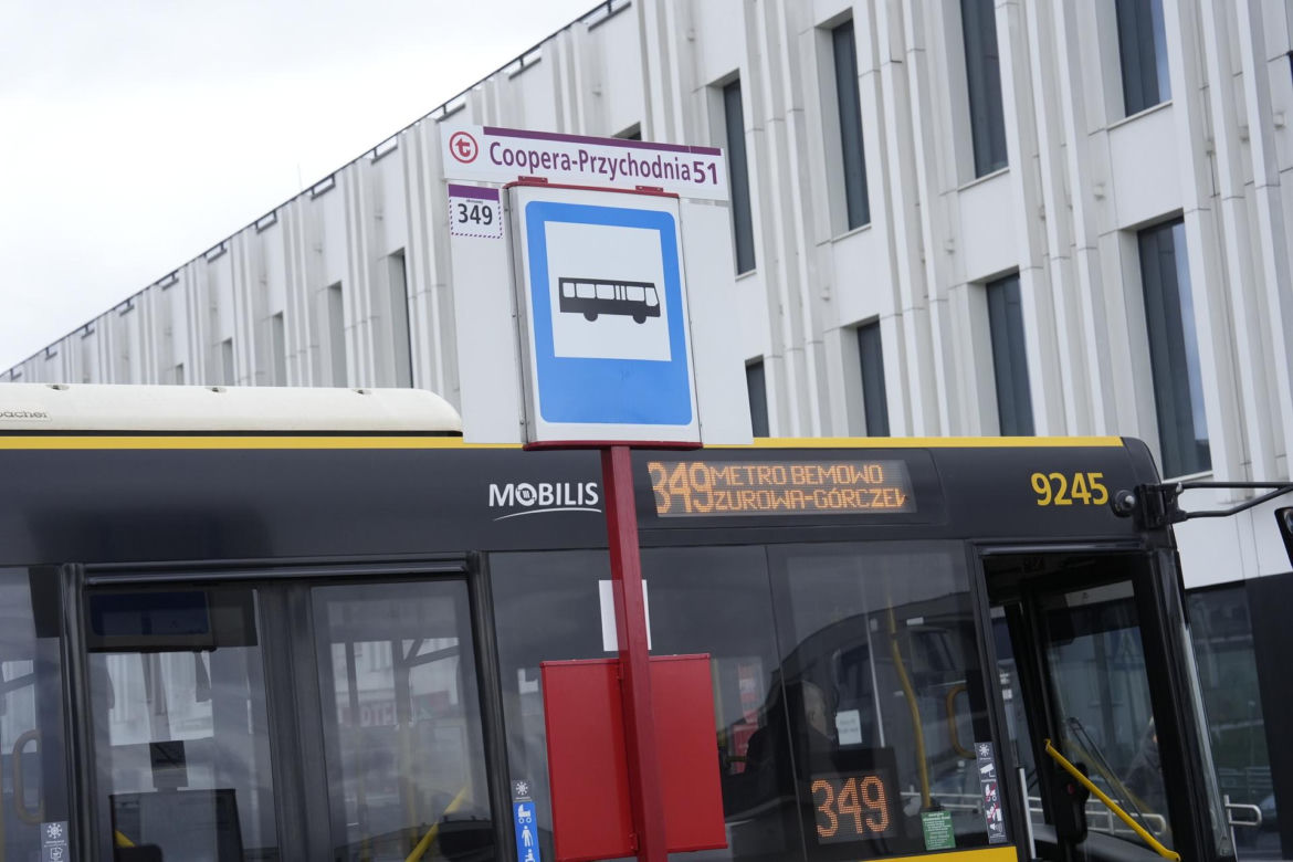 Autobus już może zakręcić. Koniec groteski przed przychodnią na Bemowie