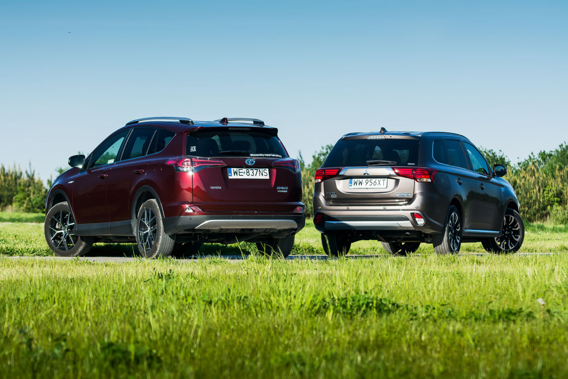 Toyota RAV4 Hybrid E-Four Prestige vs. Mitsubishi Outlander PHEV Instyle NAVI+
