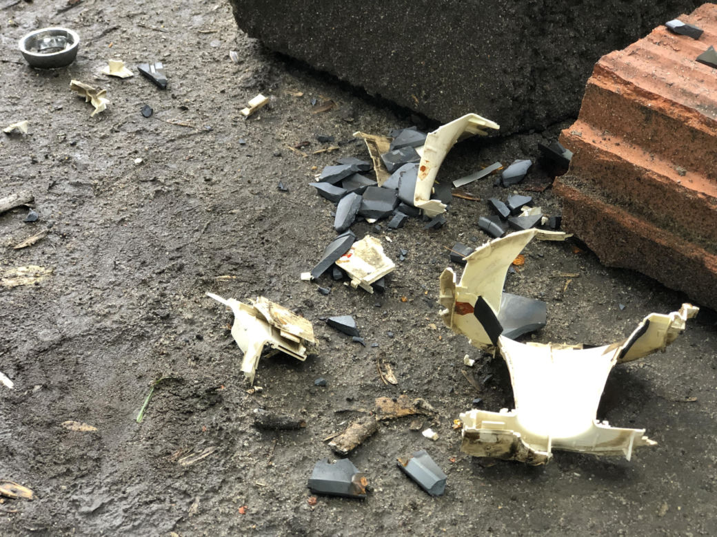 Bezdomni przegonili dzieci. W domku na drzewie urządzili melinę i noclegownię