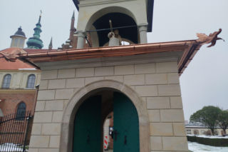 Kaplica przed wejściem do klasztoru ojców Bernardynów otrzymała nowy blask 