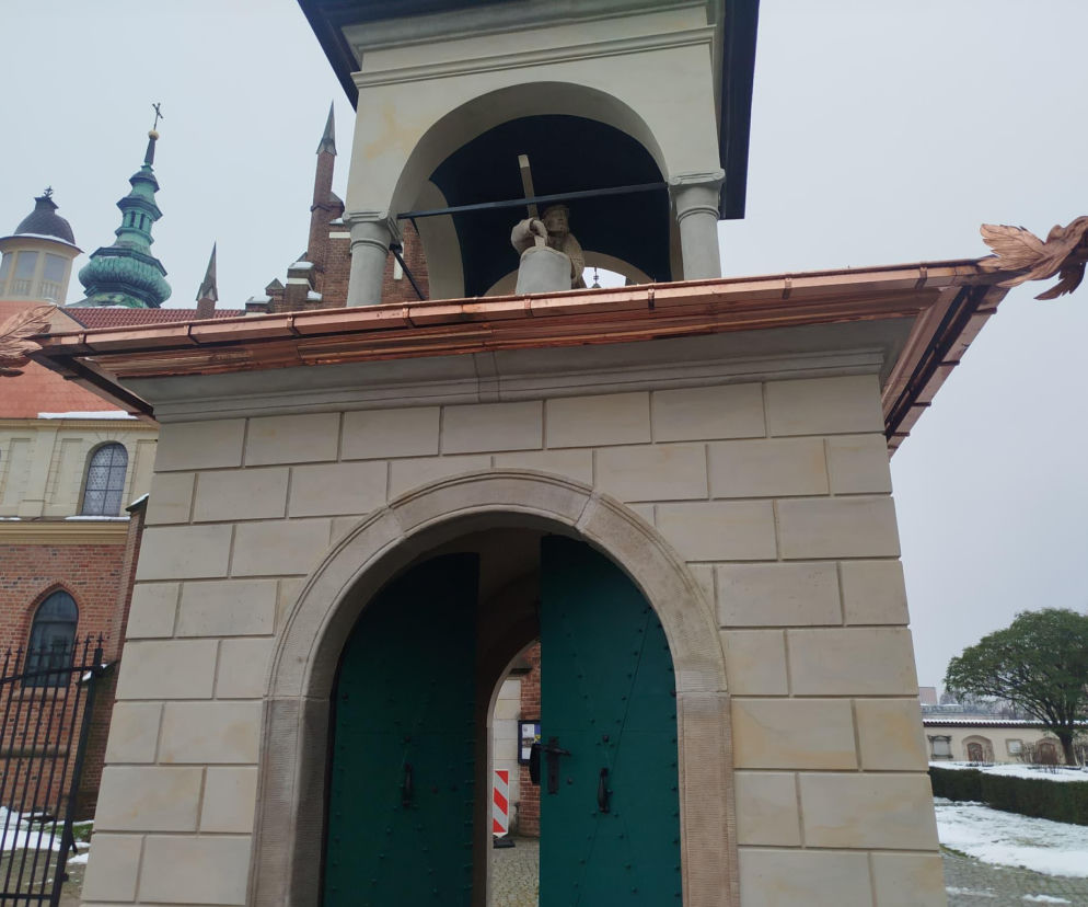 Kaplica przed wejściem do klasztoru ojców Bernardynów otrzymała nowy blask 