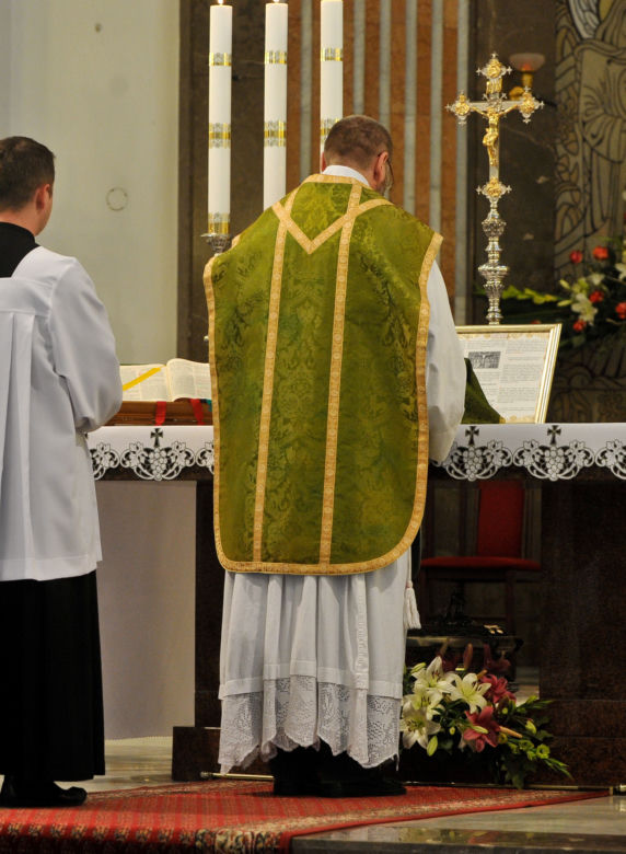 księża.