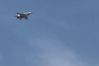 Myśliwiec F-16 niszczy drona nad plażą w Dubaju. Szokujące nagranie trafiło do sieci