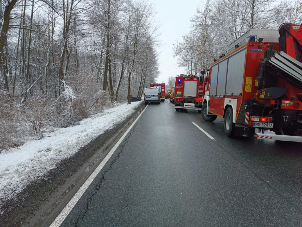  Kraksa trzech aut pod Siedlcami, dwie osoby poważnie ranne