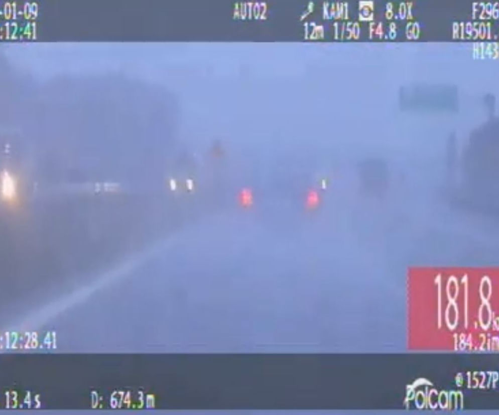 Pirat drogowy na S8. Mgła i deszcz, a na liczniku 180 km/h. Zobacz nagranie