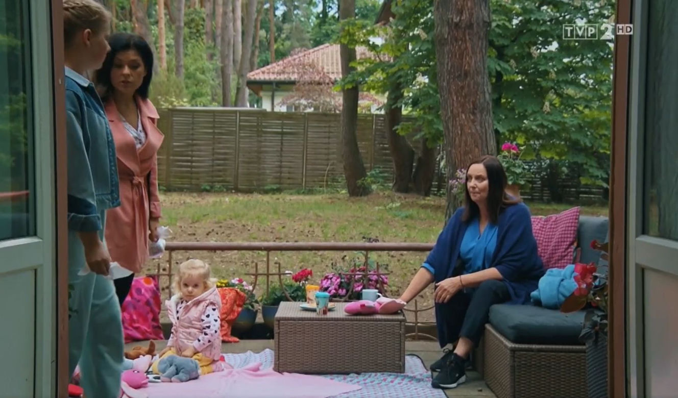 M jak miłość, odc. 1608: Lenka (Marysia Głowacka), Kinga (Katarzyna Cichopek), Krystyna (Hanna Mikuć), Emilka (Julia Kempka), Zuzia (Marcelina Kempka)